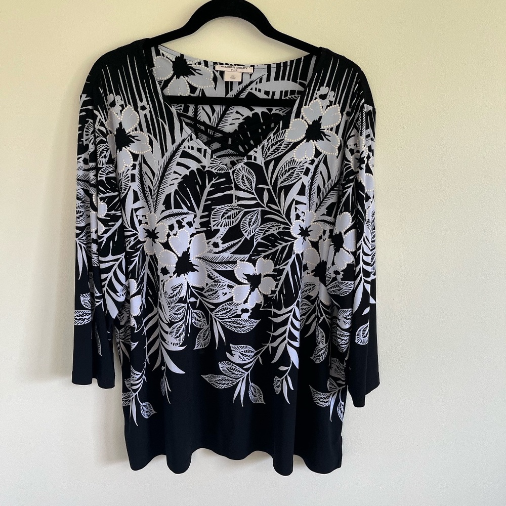 Black and White Floral design top size 3X